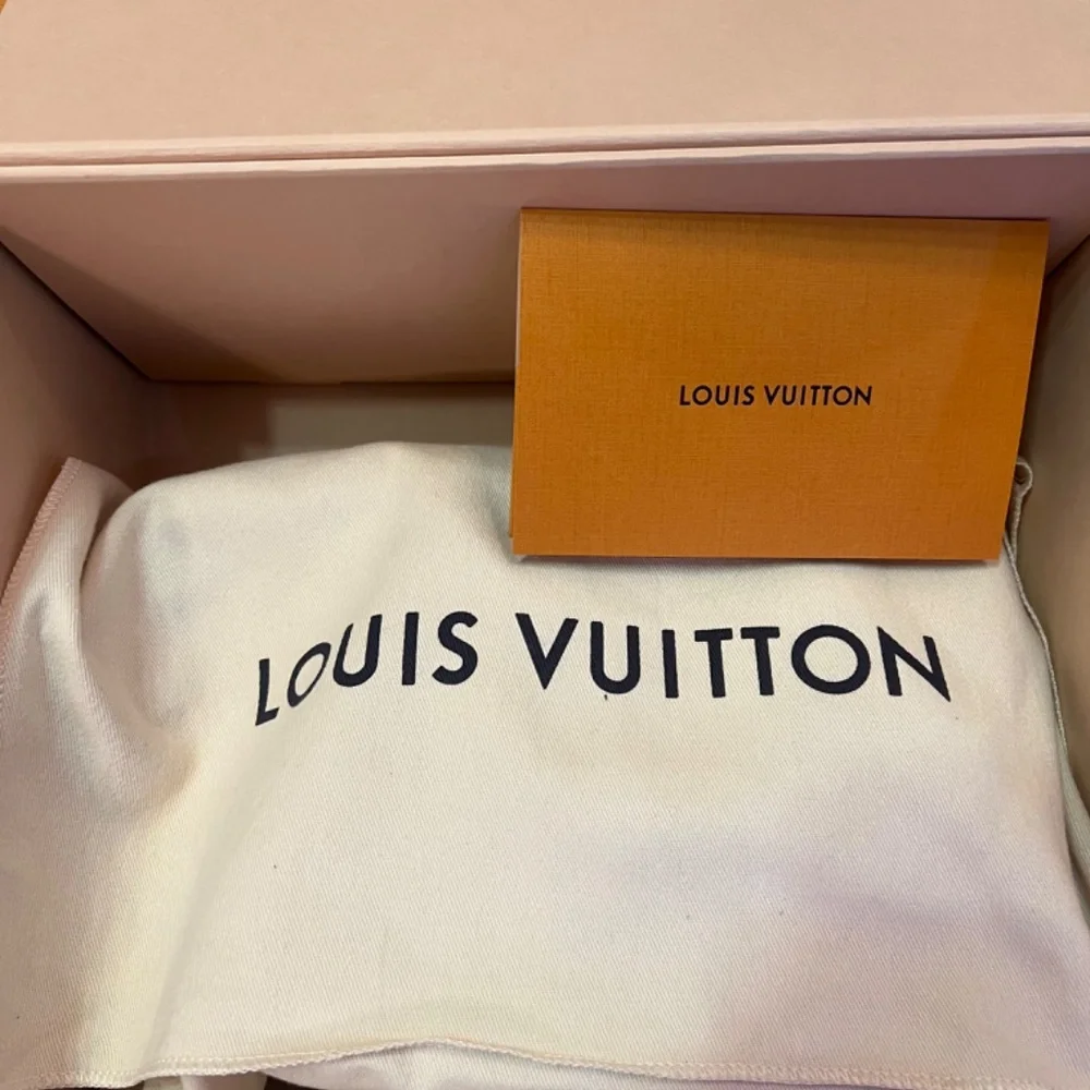 Louis Vuitton crossbody/shoulder purse in pink - Picture 2 of 9